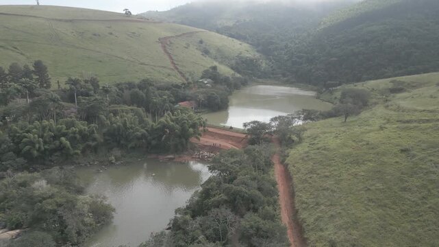 Parque Natural Trilha na Floresta Estrada de Terra Corrida de Trilha Ciclismo de Montanha Cidade do Interior Paisagem Rural Caminho na Natureza Estrada de Cascalho Esporte ao Ar Livre Vegeta&ccedil;&atilde;o Nativa