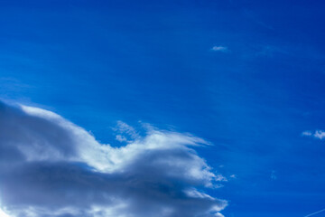 céu azul com nuvens