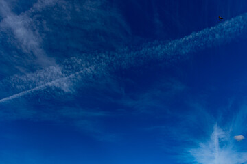 céu rajado de nuvens