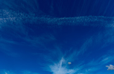 céu azul com desenho de nuvens