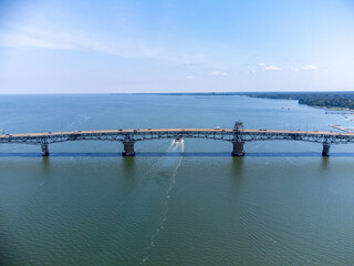 Obraz premium Aerial view of the Coleman Bridge spanning the York River in Yorktown, Virginia