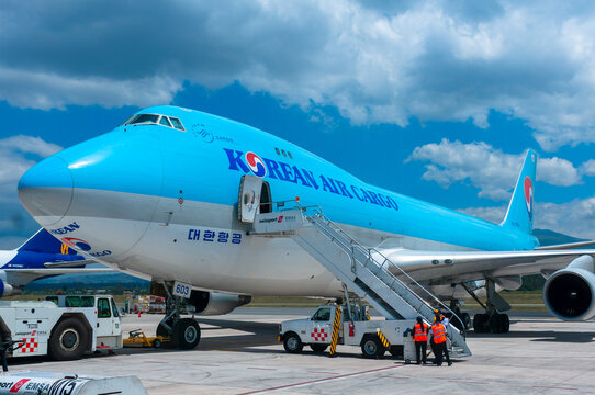 Ground Staff and Boeing 747 Cargo Aircraft, February 6, 2016