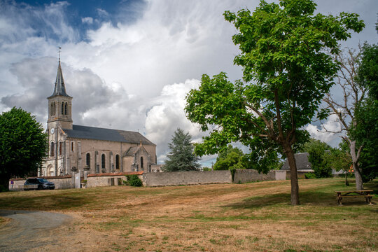 vue d'un paysage rural dans le centre de la France en Europe