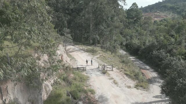 Parque Natural Trilha na Floresta Estrada de Terra Corrida de Trilha Ciclismo de Montanha Cidade do Interior Paisagem Rural Caminho na Natureza Estrada de Cascalho Esporte ao Ar Livre Vegeta&ccedil;&atilde;o Nativa