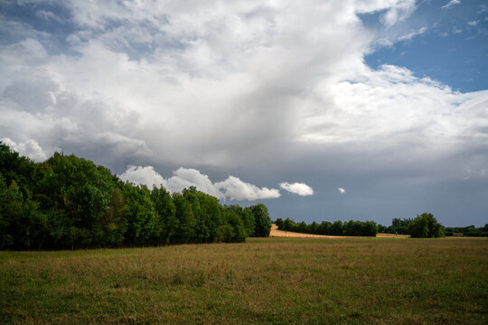 vue d'un paysage rural dans le centre de la France en Europe