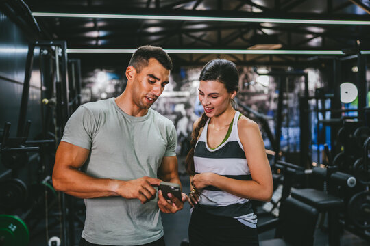 personal trainer talk to client for exercise goal plan on mobile app