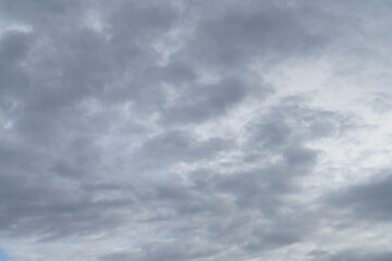 Wolken als dicht bedeckter Himmel mit Struktur und wolkiger Textur