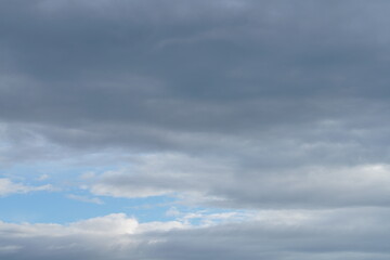 Fototapeta premium Wolken als dicht bedeckter Himmel mit Struktur und wolkiger Textur