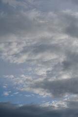 Obraz premium Wolken als dicht bedeckter Himmel mit Struktur und wolkiger Textur