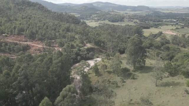 Parque Natural Trilha na Floresta Estrada de Terra Corrida de Trilha Ciclismo de Montanha Cidade do Interior Paisagem Rural Caminho na Natureza Estrada de Cascalho Esporte ao Ar Livre Vegeta&ccedil;&atilde;o Nativa