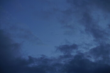 Obraz premium Blauer stiller schöner Himmel am Abend zur Dämmerung mit Wolken