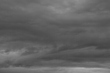 Obraz premium Reiner dicht und dunkel bedeckter Wolken Himmel