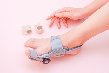 Medical orthopedic bandage and silicone finger separator to treat and prevent Hallux Valgus with adjustment on female foot