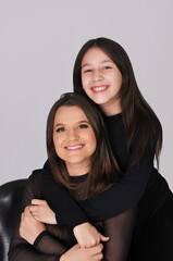 mãe e filha juntas em gesto de carinho 