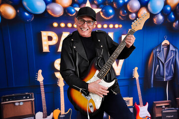 senho avô guitarrista se diverte 