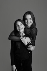 mãe e filha juntas em gesto de carinho 