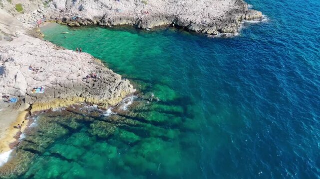 Magnifique paysage des calanques de Marseille pendant l'&eacute;t&eacute; dans le sud de la France