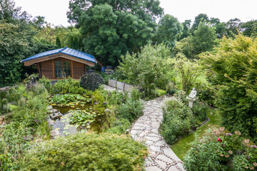 Garten mit Gartenhaus, Gartenweg und Teich