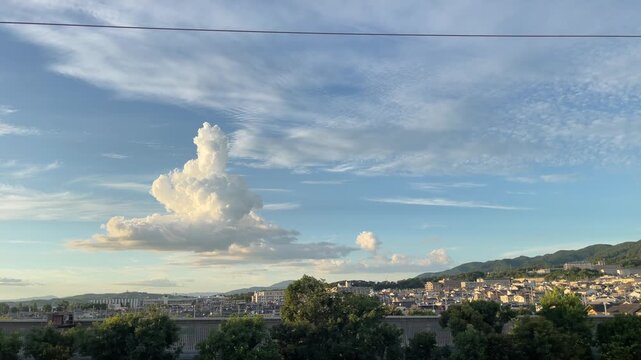 夏の日の空の積乱雲