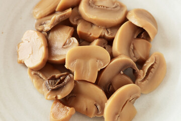スライスしたマッシュルームの水煮