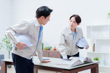 事務所で打ち合わせをする作業員