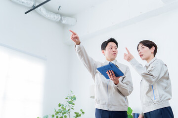 天井の点検をする作業員