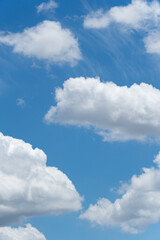 青空とリズムかるに配置された雲：縦構図