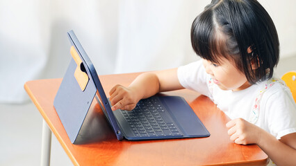 教室でタブレットを使う女の子