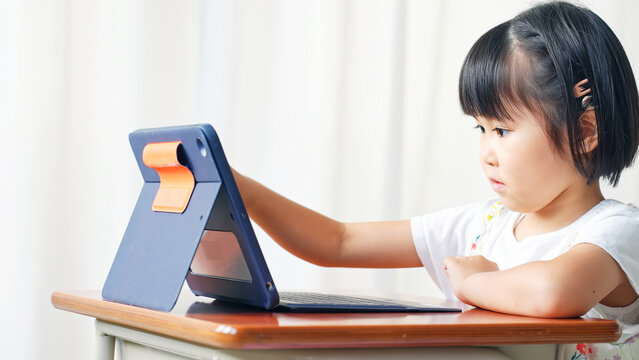 教室でタブレットを使う女の子