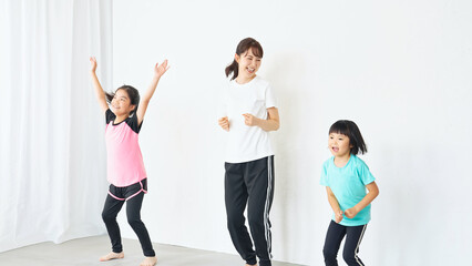 Fototapeta premium ダンスレッスンをする子どもたちと女性トレーナー