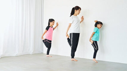 Fototapeta premium 部屋で運動する親子