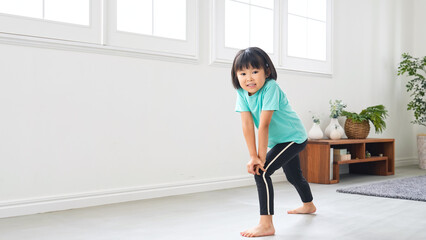 部屋で運動する女の子