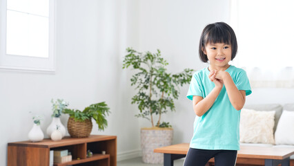 部屋に立つ女の子