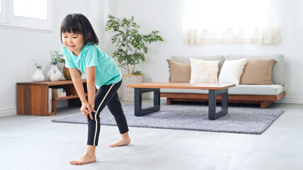 部屋で運動する女の子
