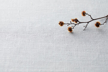 추석을 위한 전통 한국식 보자기 선물 포장지, 도자기 꽃병과 원단, 나뭇가지로 구성된 우아한 한 국식 테이블 배경.