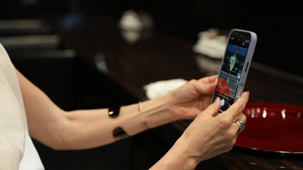 スマホを操作する女性