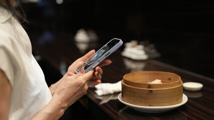 スマホを操作する女性