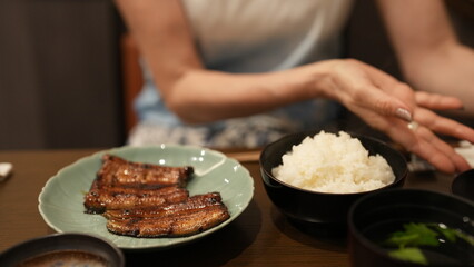 うなぎ定食を食べる女性