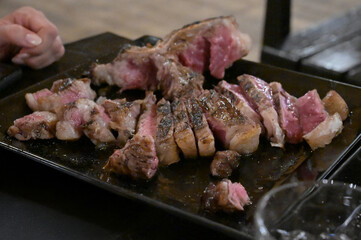 tagliata di carne servita in un piatto al ristorante