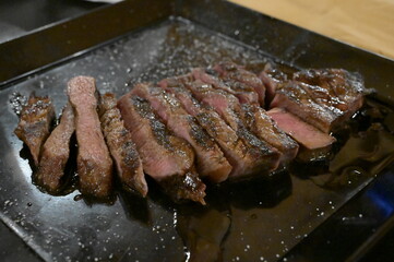 tagliata di carne servita in un piatto al ristorante
