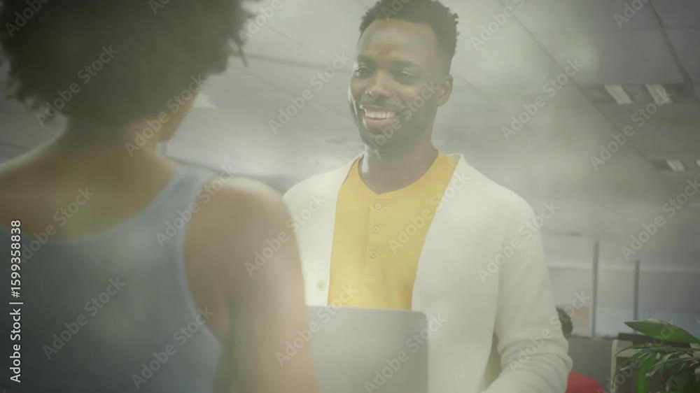 Aufkleber man holding laptop listening to colleague showing notes and highlighting business data animation