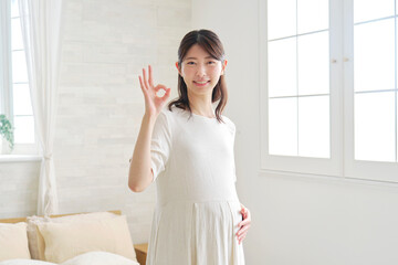 妊婦　OKサイン　自宅