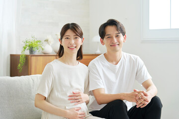 20代夫婦　ポートレート　自宅　カメラ目線