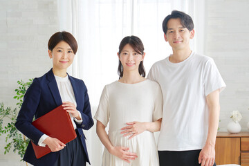 20代夫婦とファイナンシャルプランナー　ポートレート　カメラ目線