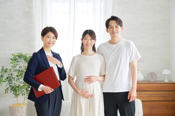 20代夫婦とファイナンシャルプランナー　ポートレート　カメラ目線