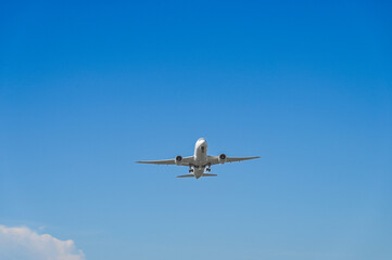 離陸する飛行機