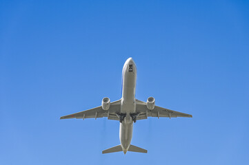 離陸する飛行機