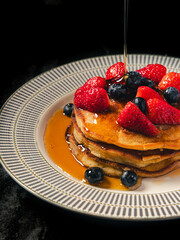 strawberry-blueberries-pancake-close-up