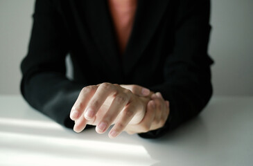 Office syndrome and chronic arm pain in working women caused by repetitive work behaviors, sitting in the same position for a long time until it becomes a symptom that should not be ignored