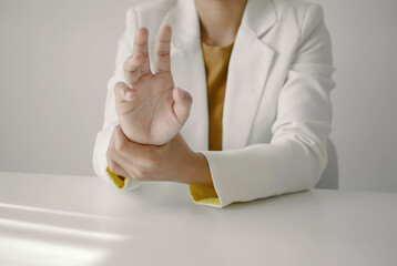 Office syndrome and chronic arm pain in working women caused by repetitive work behaviors, sitting in the same position for a long time until it becomes a symptom that should not be ignored